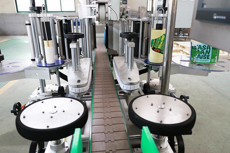 Automaitc Adhesive Two Sticker Flat Round Bottle Labeling Machine