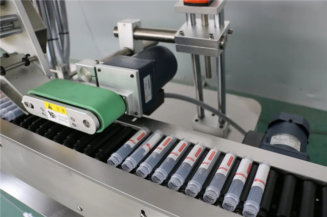 Automatic Horizontal Wrap Around Syringe Adhesive Sticker Labeling Machine