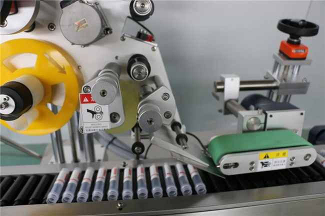 Automatic Horizontal Wrap Around Syringe Adhesive Sticker Labeling Machine