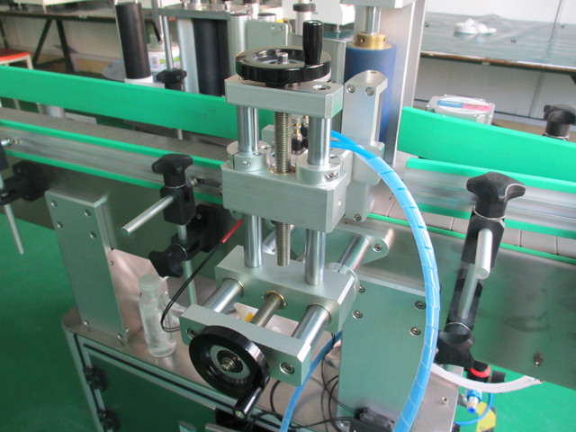 Automatic Vertical Round Metal Cans Labeller Equipment Machinery Details