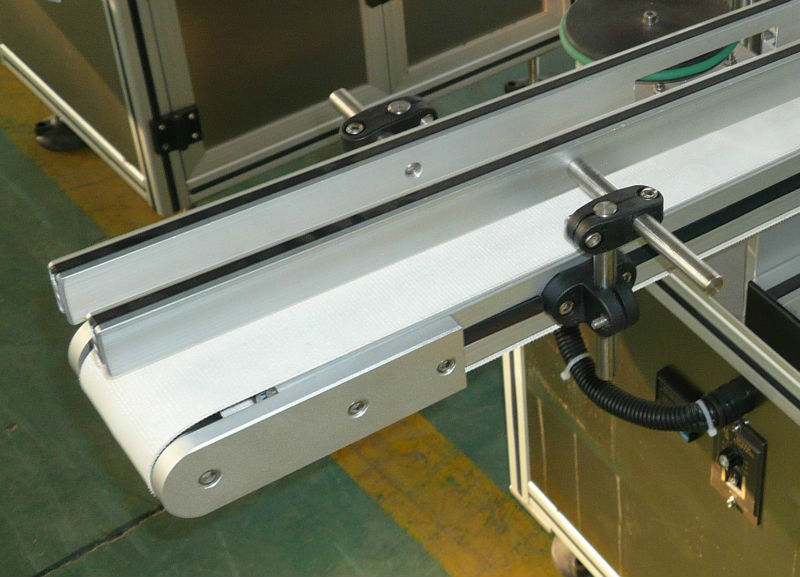 Height and width adjustable labeller conveyor