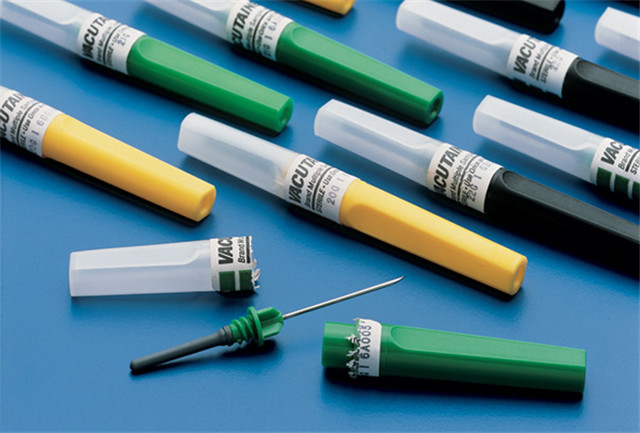 Labeling samples from horizontal syringe labeling machines