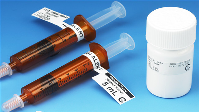 Labeling samples from horizontal syringe labeling machines